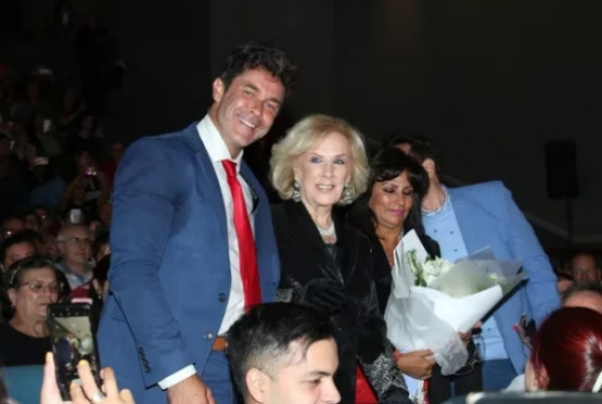 Mirtha Legrand en su salida al teatro